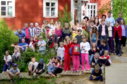 Vuonna 2002 leirin teemana oli Olemme Jumalan perhettä